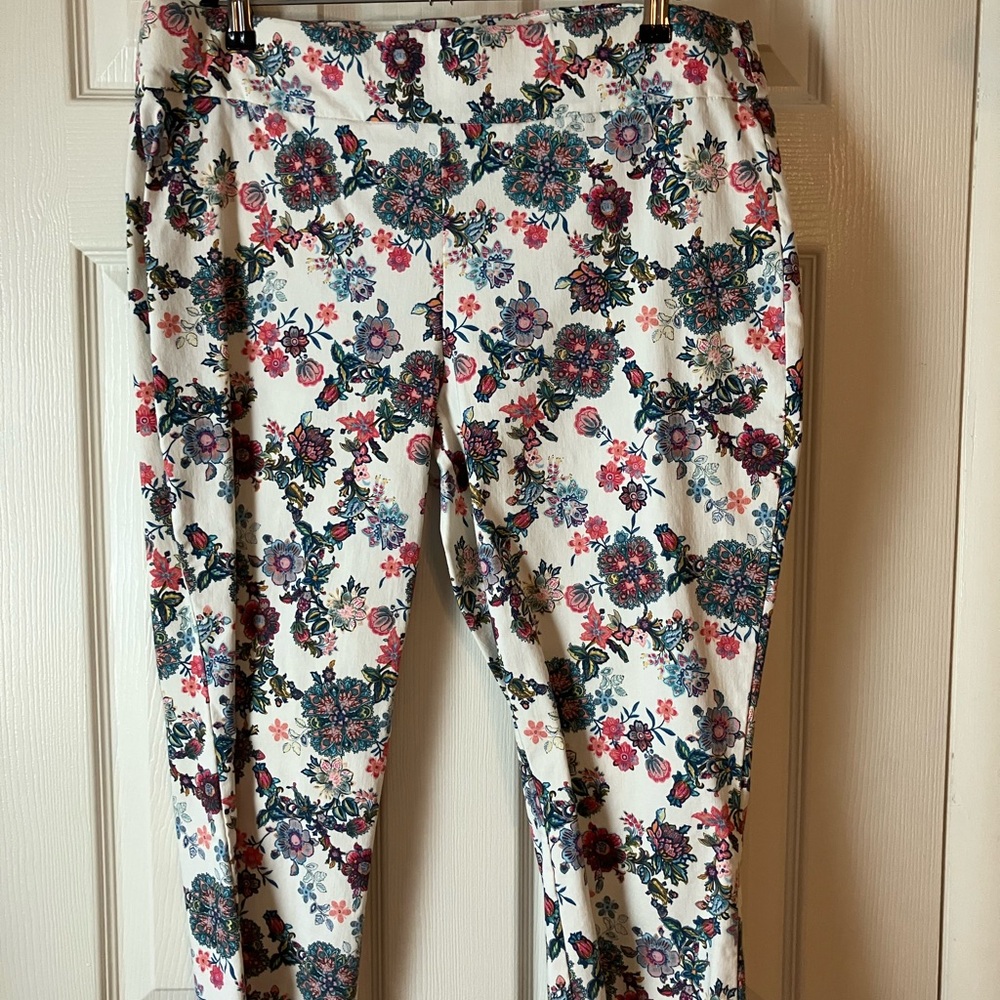 Zoe & Phoebe Floral Print Women's Capris